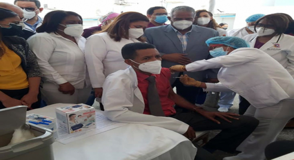 Hospital Robert Reid Cabral inicia plan de Vacunación contra la COVID-19